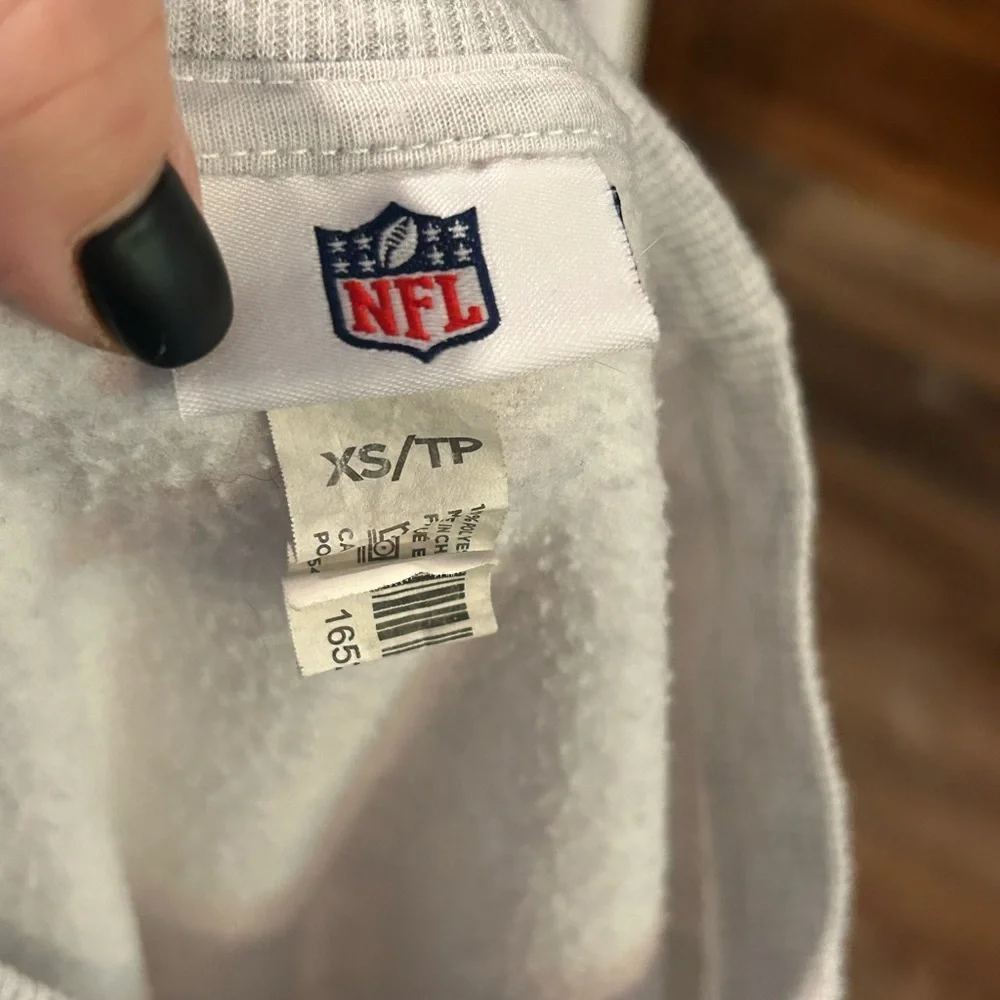 NFL XSmall. White and Gray Sweatshirt - Picture 4 of 4